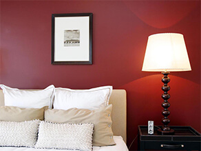 Red wine-coloured bedroom idea